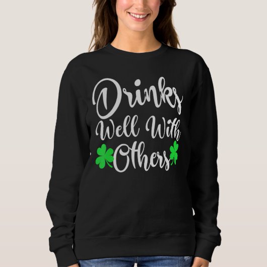Funny St Patricks Day Drinks gut mit O Sweatshirt (Vorderseite)