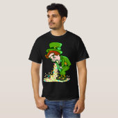 Funny St Patricks Day Drunk Leprechaun Puking Drin T-Shirt (Vorne ganz)