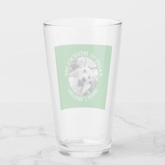 Funny St. Patrick's Day Irish and Smiling Dog Glas (Rückseite)