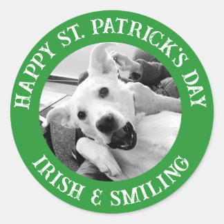 Funny St. Patrick's Day Irish and Smiling Dog Runder Aufkleber