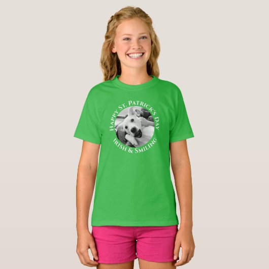 Funny St. Patrick's Day Irish and Smiling Dog T-Shirt (Vorne ganz)