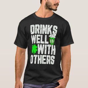 Funny St Patricks Day trinkt gut mit anderen 2 T-Shirt