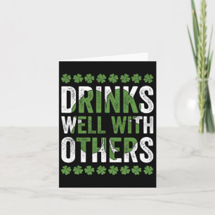 Funny St Patricks Day trinkt gut mit anderen Biere Karte
