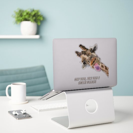 Funny Sticker Playful Giraffe Smile - Custom Text (Laptop auf Schreibtisch)