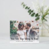 Funny Stopp Frag Wir sind Verlobt Foto Verlobung Ankündigungspostkarte (Stehend Vorderseite)