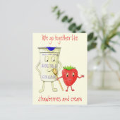 Funny Strawberry & Cream Quirky Cartoon Liebe Art Postkarte (Stehend Vorderseite)