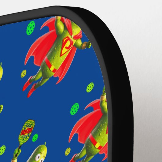 Funny SuperPickleman über dunkelblauer Hintergrund Pickleball Schläger (Linke Seite)