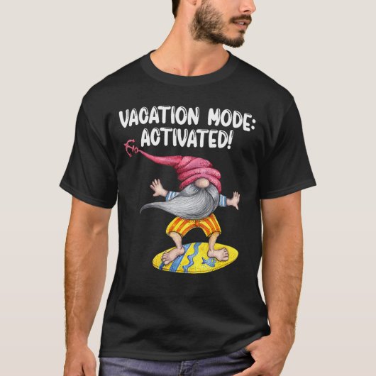 Funny Surfing Gnome Vacation Modus aktiviert Surf T-Shirt (Vorderseite)