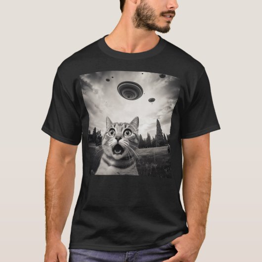 Funny Surprised And Scared Cat Selfie With UFO T-Shirt (Vorderseite)
