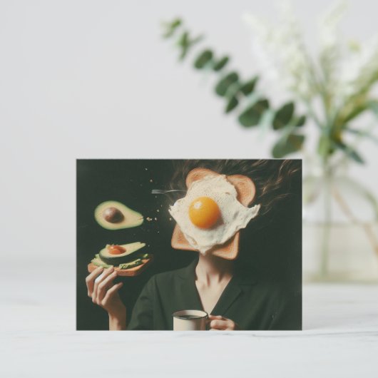Funny Surreal Egs and Toast Breakfast Frau Postkarte (Stehend Vorderseite)