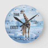 Funny Surreal Giraffe in der Antarktis Runde Wanduhr (Vorderseite)