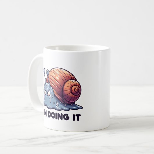 Funny Sweaty Snail Mug – “I’m Doing It” Motivation Kaffeetasse (Vorderseite Links)
