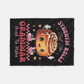 Funny Synonym Rolls Joke Cinnamon Rolls Grammar Pu Fleecedecke (Vorderseite (Horizontal))