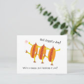 Funny tanzende Hot dogs feiern Liebe. Postkarte (Stehend Vorderseite)