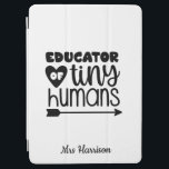 Funny Teacher personalisiertes Geschenk iPad Air Hülle<br><div class="desc">Dieses witzige "Erzieher des Mini-Menschen" Design ist ein großes Dankeschön für Lehrer! Kann leicht personalisiert sein,  den Namen Ihres Lieblings-Lehrers hinzuzufügen. 
Lehrer's Geburtstag,  Zurück zur Schule oder als Ende des Jahres Dankeschön Geschenk.</div>