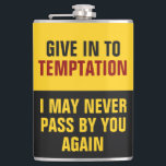Funny Temple benutzerdefinierte Monogramm-Flasche Flachmann<br><div class="desc">"Gib der Versuchung nach - ich werde dich vielleicht nie wieder vorbeikommen lassen".</div>