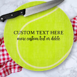 Funny Tennis Ball-Geschenk, Personalisierter Text Schneidebrett<br><div class="desc">Ihre Tennisfreunde werden dieses lustige Schneiderbrett,  das wie ein Tennisball geformt ist,  Liebe geben. Fügen Sie 2 Zeilen benutzerdefinierten Text hinzu,  um ihn zu personalisieren oder zu löschen. Spaß für Ihr nächstes Tennis-Party! Ein großartiges Tennisgeschenk für Freunde,  Familien oder alle,  die das Tennisspiel Lieben.</div>