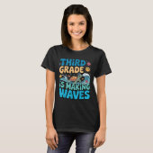 Funny Third Grade Making Waves Beach Lehrer zurück T-Shirt (Vorne ganz)