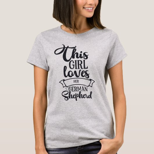 Funny This Girl Liebe ihren deutschen Schäferhund T-Shirt (Vorderseite)