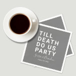 Funny Till Death Do us Party Hochzeit oder Engagem Serviette<br><div class="desc">Set den Ton für Ihre Hochzeitsfeier, Verlobungsfeier oder Hochzeitstag mit dieser lustigen Papierserviette. Dieses Design enthält einen fett gedruckten Text "TILL DEATH DO US PARTY". Die Textvorlage erlaubt es Ihnen, dieses Design mit den Namen der Braut und des Bräutigams und dem Hochzeitstag zu personalisieren. Sie können den Text auch in...</div>