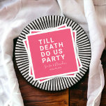 Funny Till Death Do us Party Hochzeit oder Verlobu Serviette<br><div class="desc">Set den Ton für Ihre Hochzeitsfeier, Verlobungsfeier oder Hochzeitstag mit dieser lustigen Papierserviette. Dieses Design enthält einen fett gedruckten Text "TILL DEATH DO US PARTY". Die Textvorlage erlaubt es Ihnen, dieses Design mit den Namen der Braut und des Bräutigams und dem Hochzeitstag zu personalisieren. Sie können den Text auch in...</div>