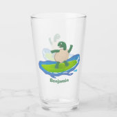 Funny tortoise wave surfing Cartoon Glas (Vorderseite)