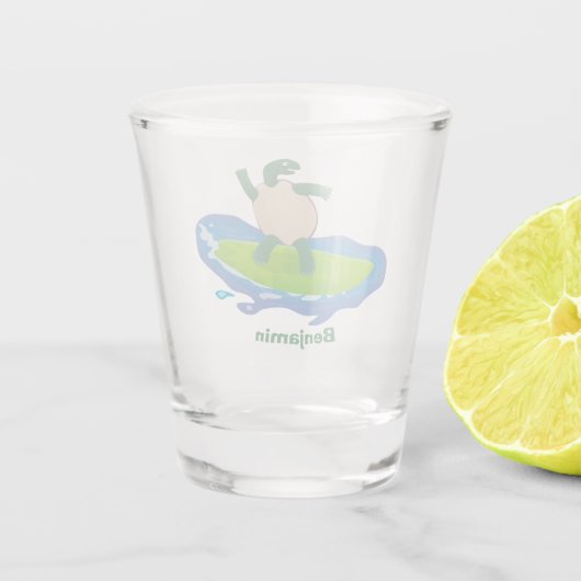 Funny tortoise wave surfing Cartoon Schnapsglas (Rückseite)