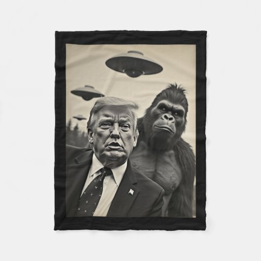 Funny Trump Bigfoot Selfie mit Ufos komischer Alie Fleecedecke (Vorderseite)