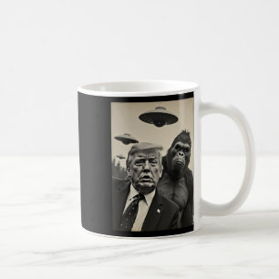 Funny Trump Bigfoot Selfie mit Ufos komischer Alie Kaffeetasse