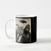 Funny Trump Bigfoot Selfie mit Ufos komischer Alie Kaffeetasse (Links)