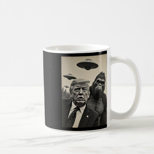 Funny Trump Bigfoot Selfie mit Ufos komischer Alie Kaffeetasse (Rechts)