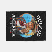 Funny Trump Shirt Gulf of US America Est 2025 Fleecedecke (Vorderseite (Horizontal))