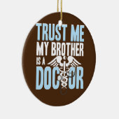 Funny Trust Me Brother ist ein Arzt Keramik Ornament (Rechts)