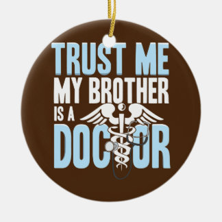 Funny Trust Me Brother ist ein Arzt Keramik Ornament