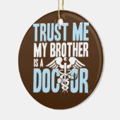 Funny Trust Me Brother ist ein Arzt Keramik Ornament (Links)