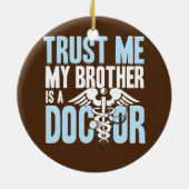 Funny Trust Me Brother ist ein Arzt Keramik Ornament (Hinten)