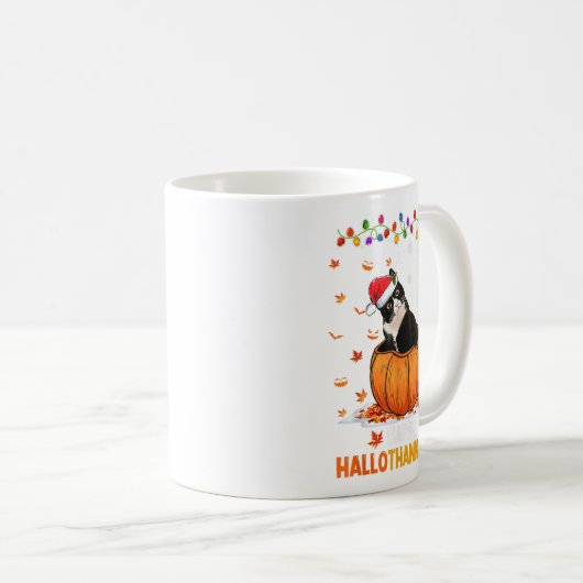 Funny Tuxedo Cat On Pumpkin Happy Hallothanksmas m Kaffeetasse (VorderseiteRechts)