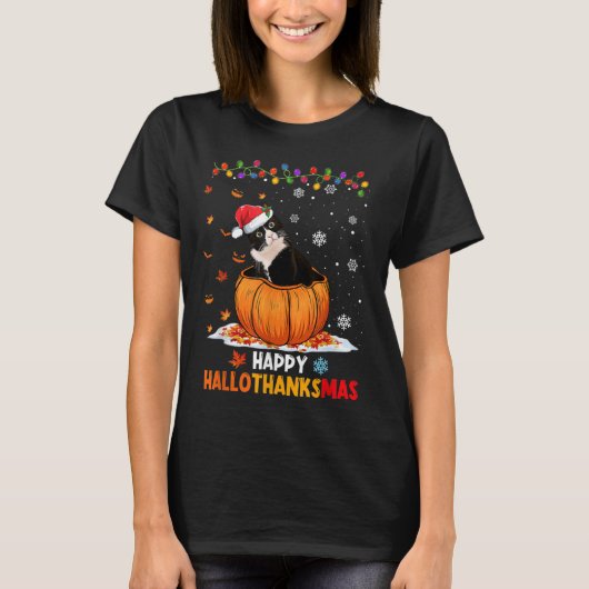 Funny Tuxedo Cat On Pumpkin Happy Hallothanksmas m T-Shirt (Vorderseite)