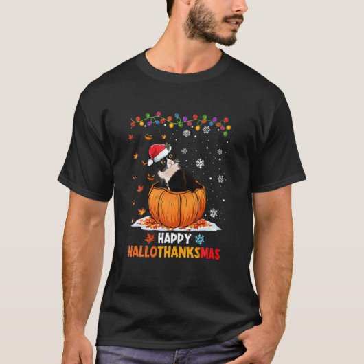 Funny Tuxedo Cat On Pumpkin Happy Hallothanksmas T-Shirt (Vorderseite)