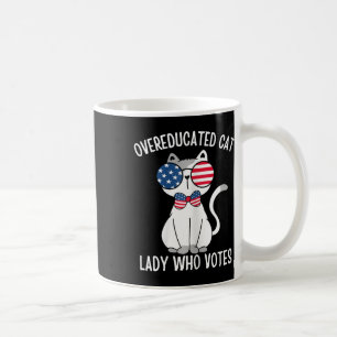 Funny übergebildeten Katze Lady, die für Kamala H  Kaffeetasse