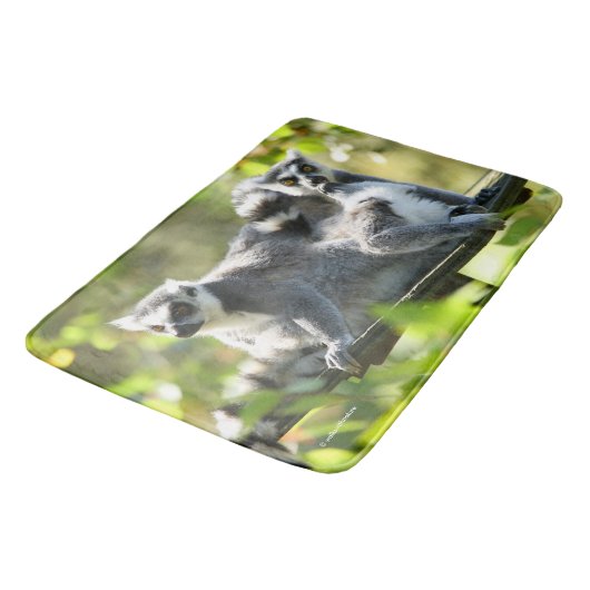 Funny überraschend Lemurs von Madagaskar Badematte (Schrägansicht)