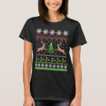 Funny Ugly Christmas Sweater T-Shirt<br><div class="desc">Erleben Sie in dieser Feiertagssaison ein paar Lacher mit diesem lustigen "Ugly Christmas Sweater" in festlichem Rot, Grün, Weiß und Braun. Zwei Rentierspumpen, zwischen einem Urlaubshaum, waagerechten Reihen von weißen Schneeflocken und anderen extravaganten Dekorationsmustern. Dieses lustige Kreuzstich Sweater Strick Muster-Look ist ideal, um Erinnerungen Retro Weihnachtsgeschenke und handgemachte Handarbeit zu...</div>