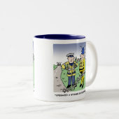 Funny UK Traffic Police Cartoon Zweifarbige Tasse (VorderseiteRechts)
