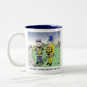 Funny UK Traffic Police Cartoon Zweifarbige Tasse (Links)