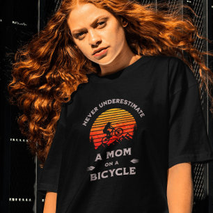 Funny Unterschätze nie eine Mama auf einem Fahrrad T-Shirt