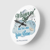 Funny Vacation Lake Time Family Monogram Runde Wanduhr (Winkel)