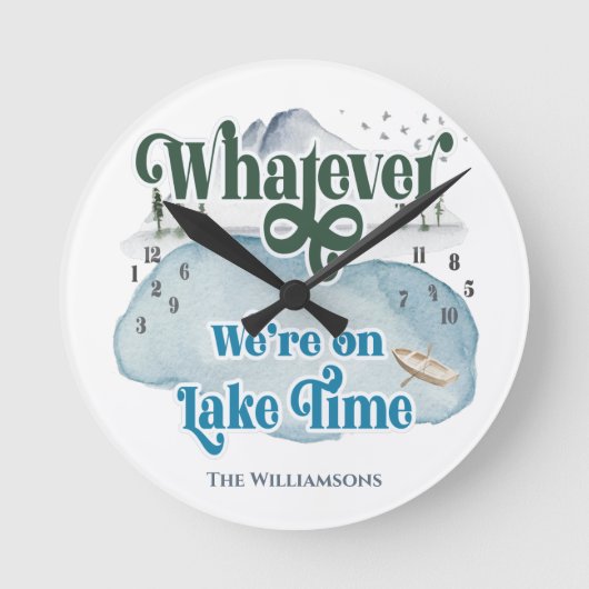 Funny Vacation Lake Time Family Monogram Runde Wanduhr (Vorderseite)