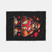 Funny Valentines Day Bigfoot Heart Sungles Sasquat Fleecedecke (Vorderseite (Horizontal))