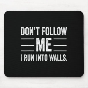 Funny verfolge mich nicht, ich laufe in Wände Mousepad