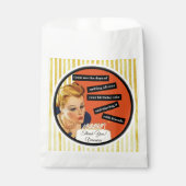 Funny Vintag Birthday Girl bläst Kerzen aus Geschenktütchen (Vorderseite)